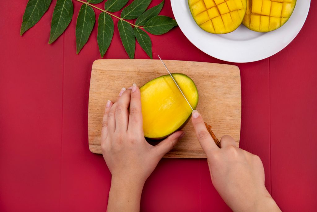 découper la mangue verte en lamelles pour préparer le souskaï antillais